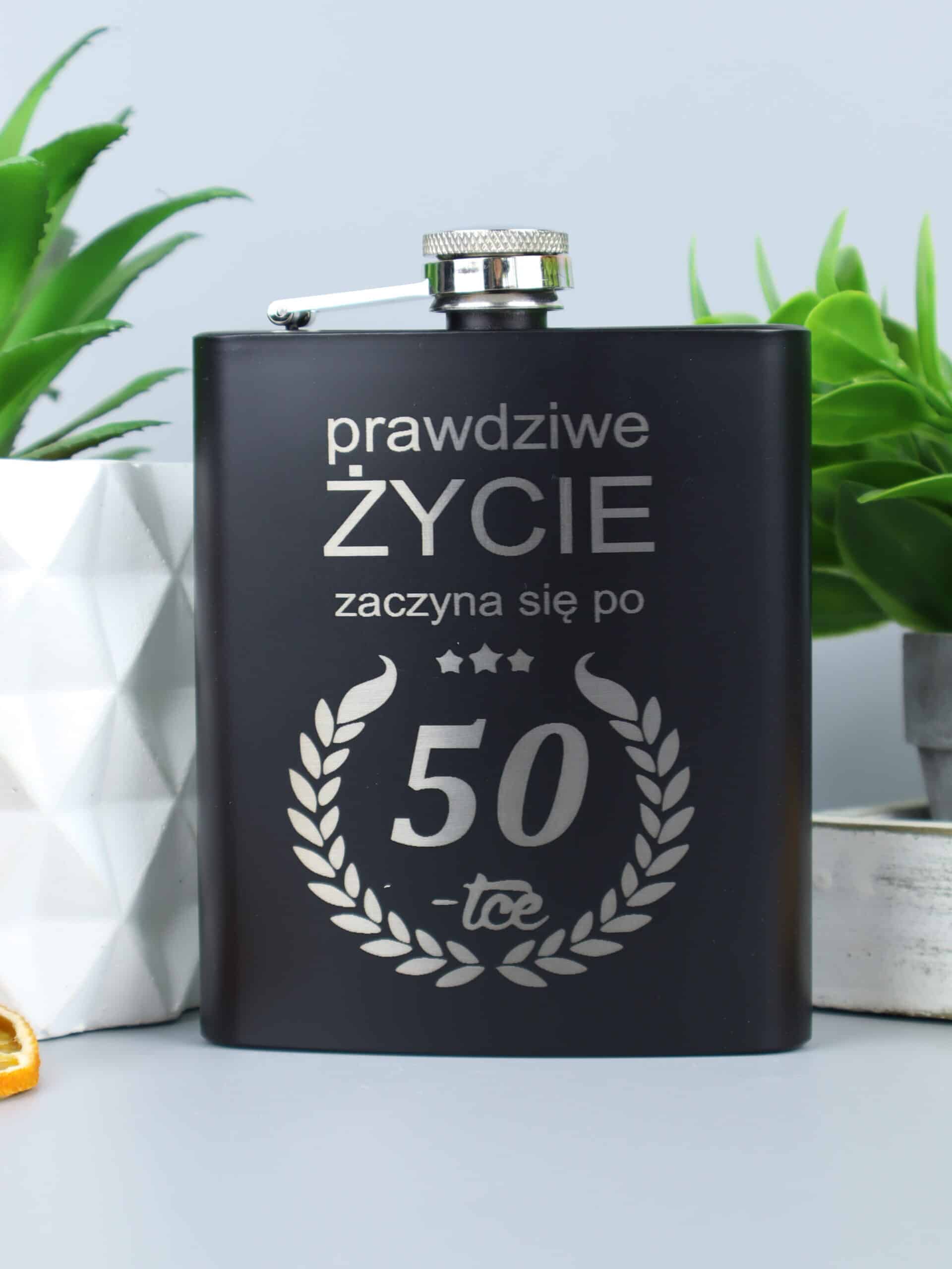 Piersiówka z grawerem