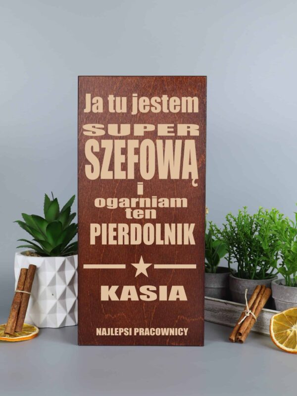 Prezent z grawerem skrzynka na whisky dla Szefowej