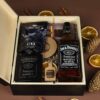 Zestaw dla faceta z Jack Daniels i kawą i podkładkami
