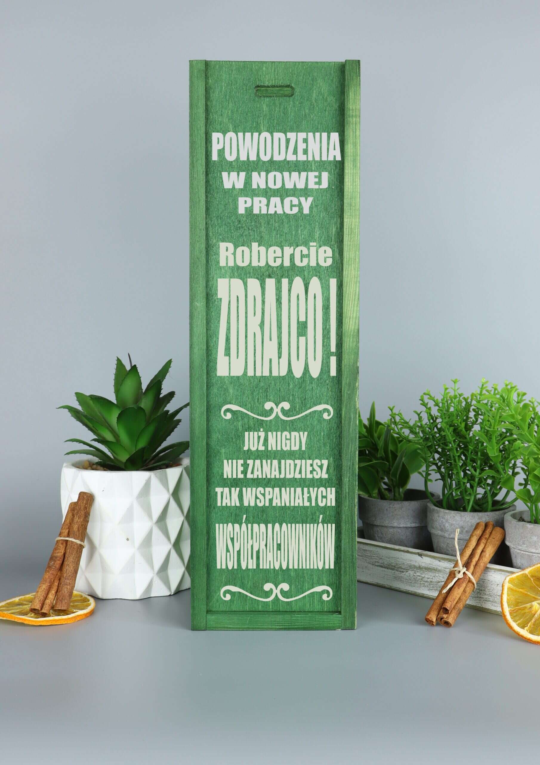 Skrzynka z grawerem dla pracownika