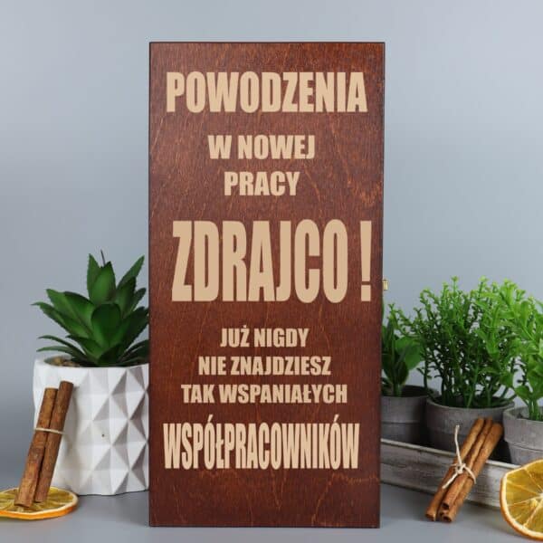 Skrzynka z grawerem dla niej