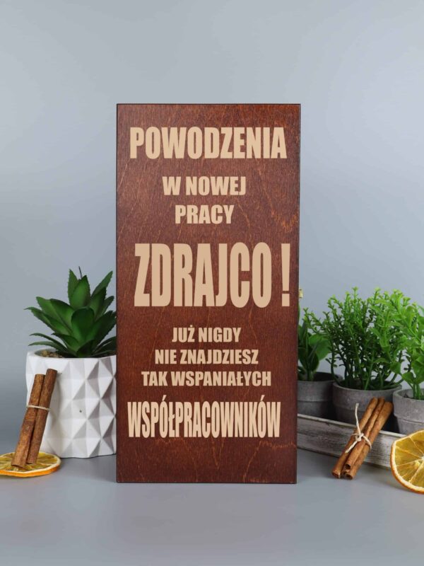 Skrzynka z grawerem dla niej