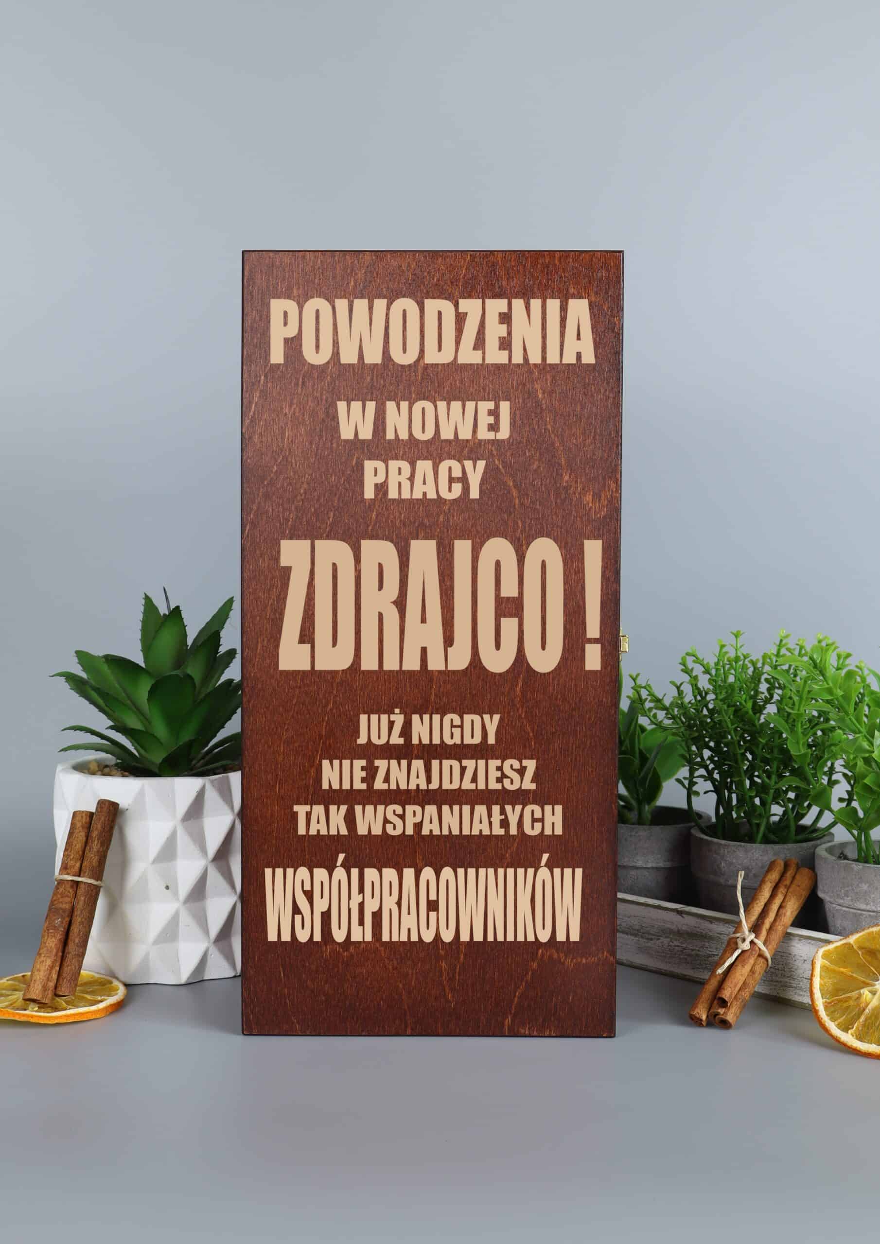 Skrzynka z grawerem dla niej