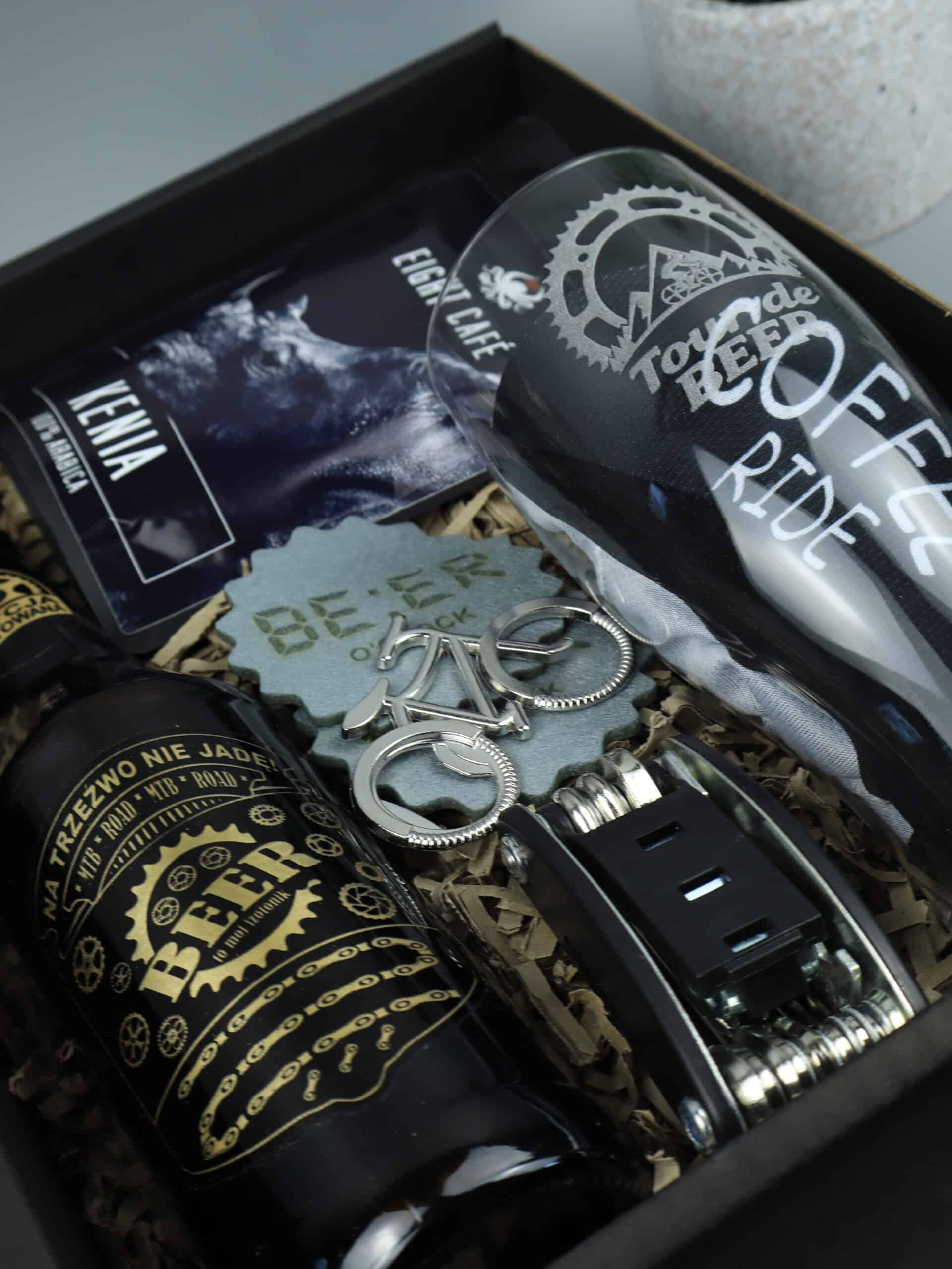 zestaw z narzędziami i piwem dla rowerzysty