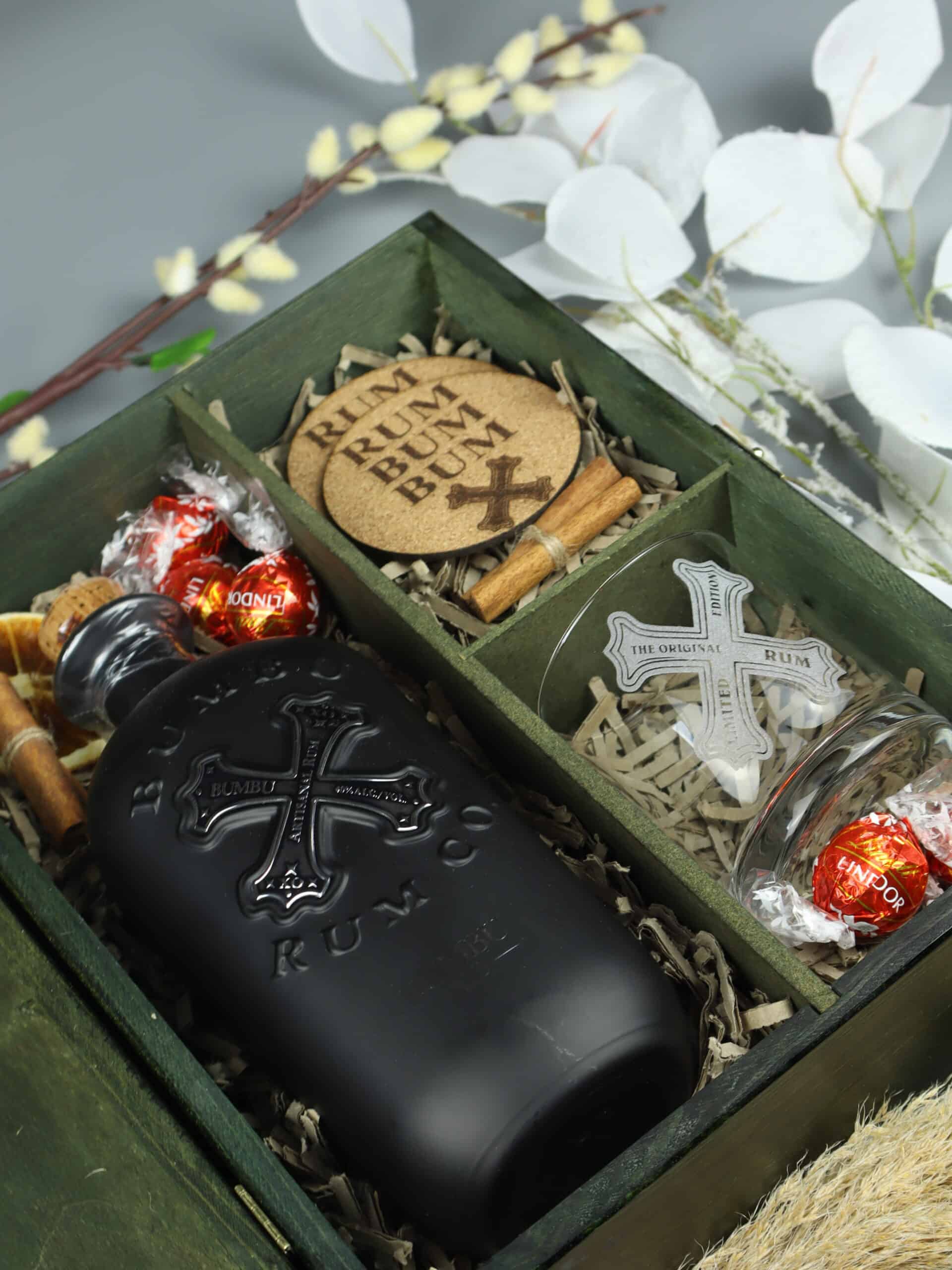 drewniana skrzynka z rumem