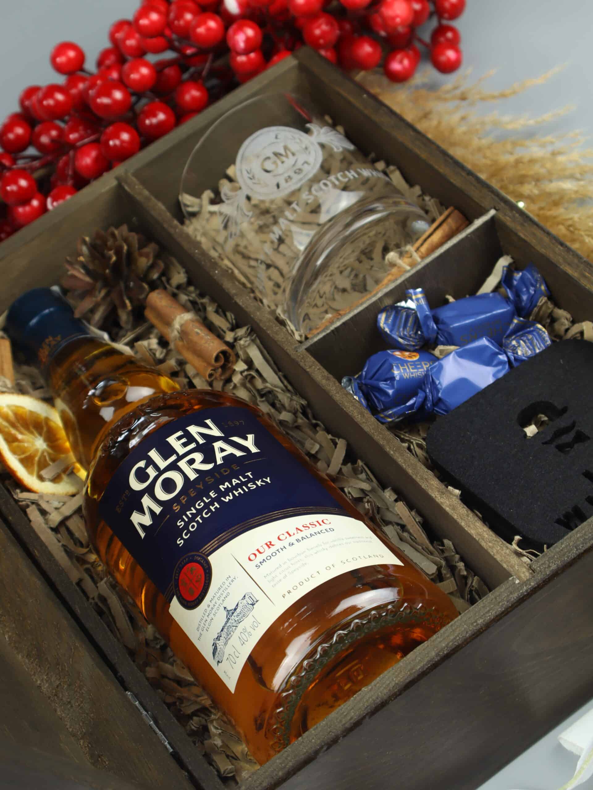 Prezent z whisky i szklanką