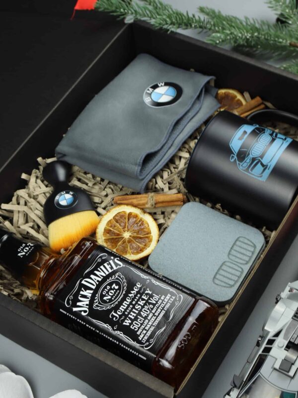 Zestaw prezentowy BMW z whisky Jack Daniel's, kubkiem i akcesoriami do auta