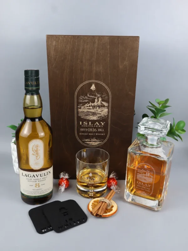Zestaw Lagavulin z karafką, grawerowaną skrzynką i szklanką do whisky