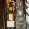 Lagavulin 8 w drewnianej skrzynce z grawerem, karafka i szklanka — zestaw prezentowy
