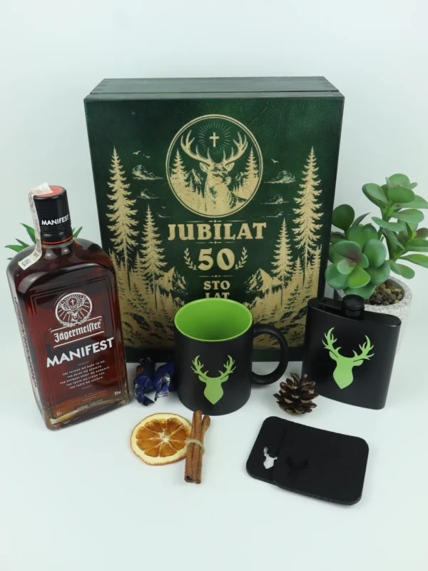 Personalizowany zestaw J&auml;germeister w skrzynce z grawerem, piersiówką i kubkiem