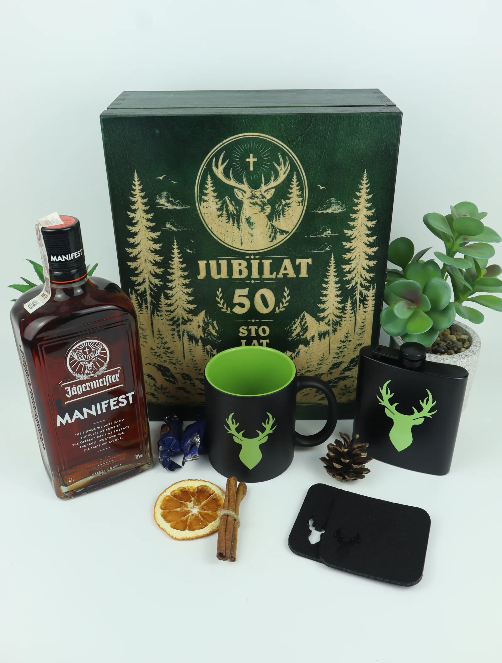 Personalizowany zestaw J&auml;germeister w skrzynce z grawerem, piersiówką i kubkiem