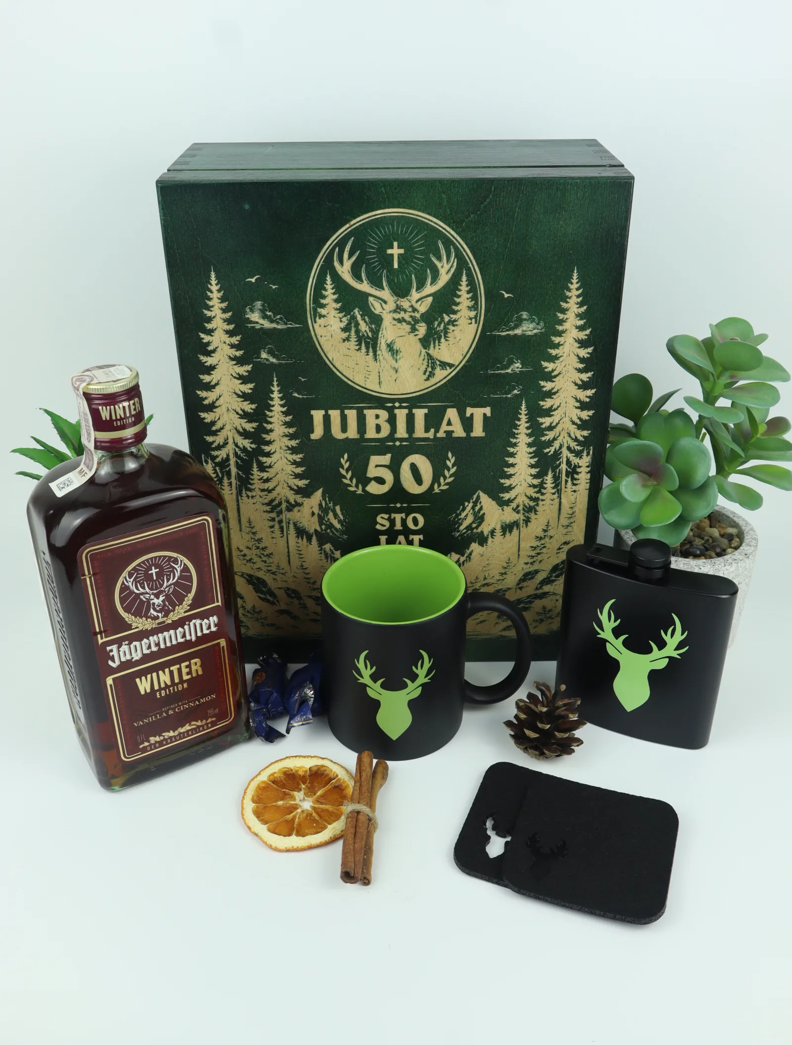 Personalizowany prezent J&auml;germeister Winter w zielonej skrzynce z grawerem jelenia