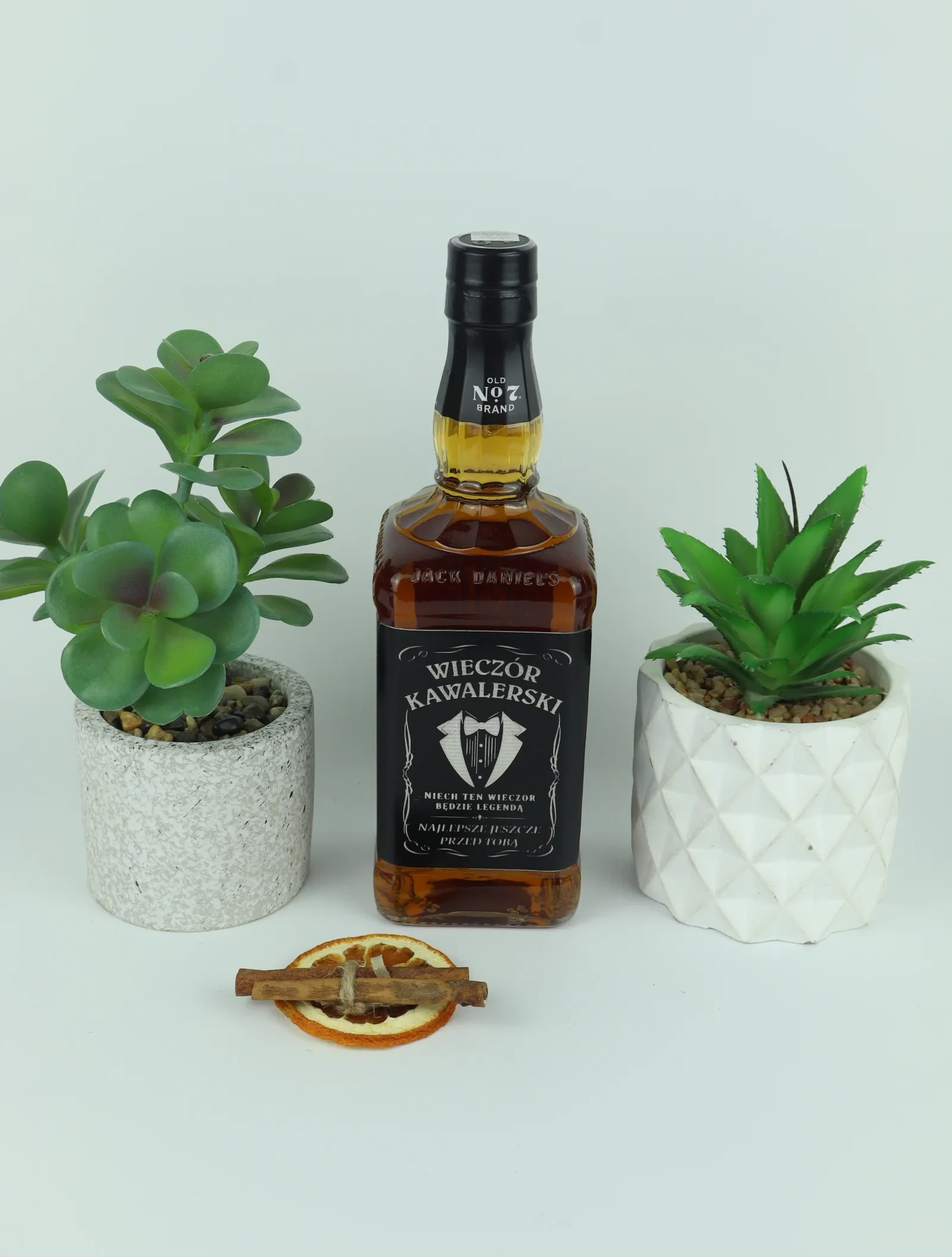 Jack daniels na wieczor kawalerski z czarną etykietą i motywem smokingu