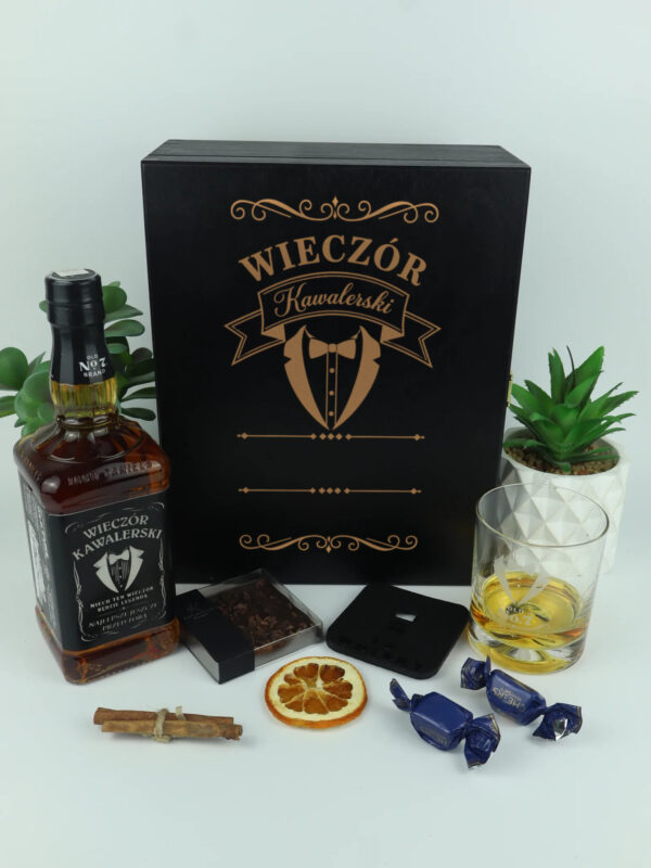 Prezent na wieczor kawalerski jack daniels z grawerem, szklanka i drewniana skrzynka