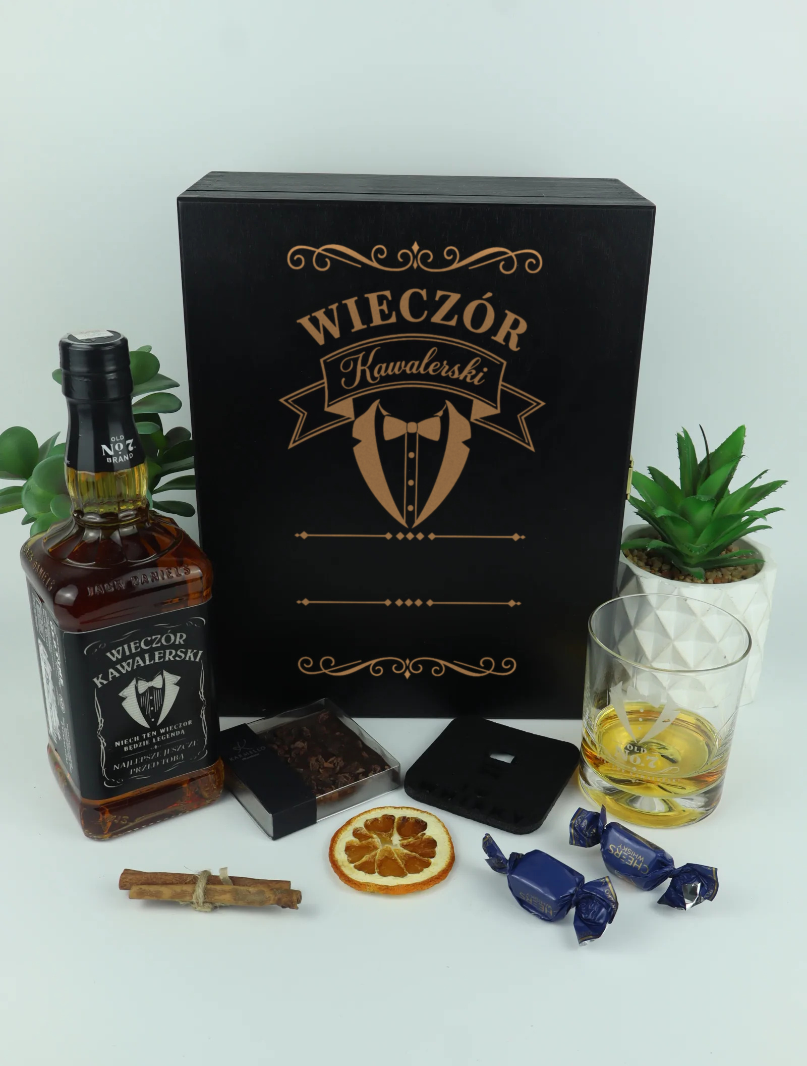 Prezent na wieczor kawalerski jack daniels z grawerem, szklanka i drewniana skrzynka