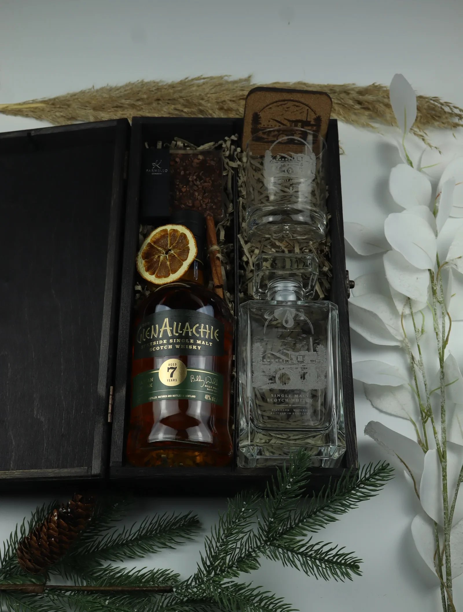 Zestaw prezentowy Glenallachie z whisky, karafką i szklanką z grawerem w skrzynce