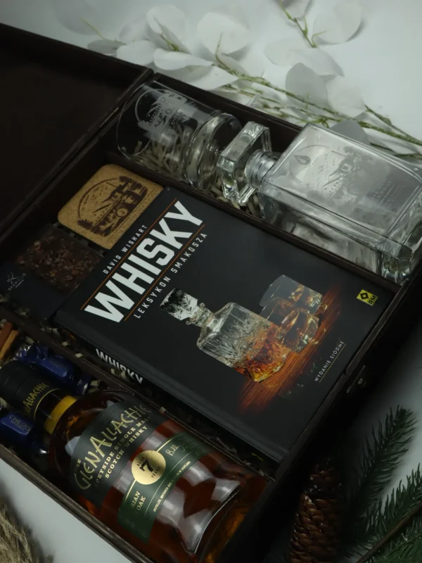 Zestaw prezentowy z whisky GlenAllachie z karafką, szklanką i książką w drewnianej skrzynce
