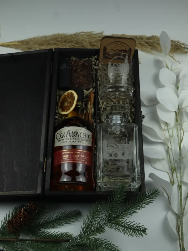 Zestaw whisky z grawerem GlenAllachie z karafką i szklanką w skrzynce