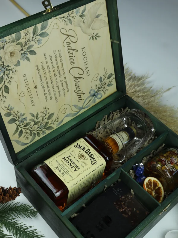 Personalizowany prezent dla rodziców chrzestnych z Jack Daniels Honey w skrzynce z grawerem