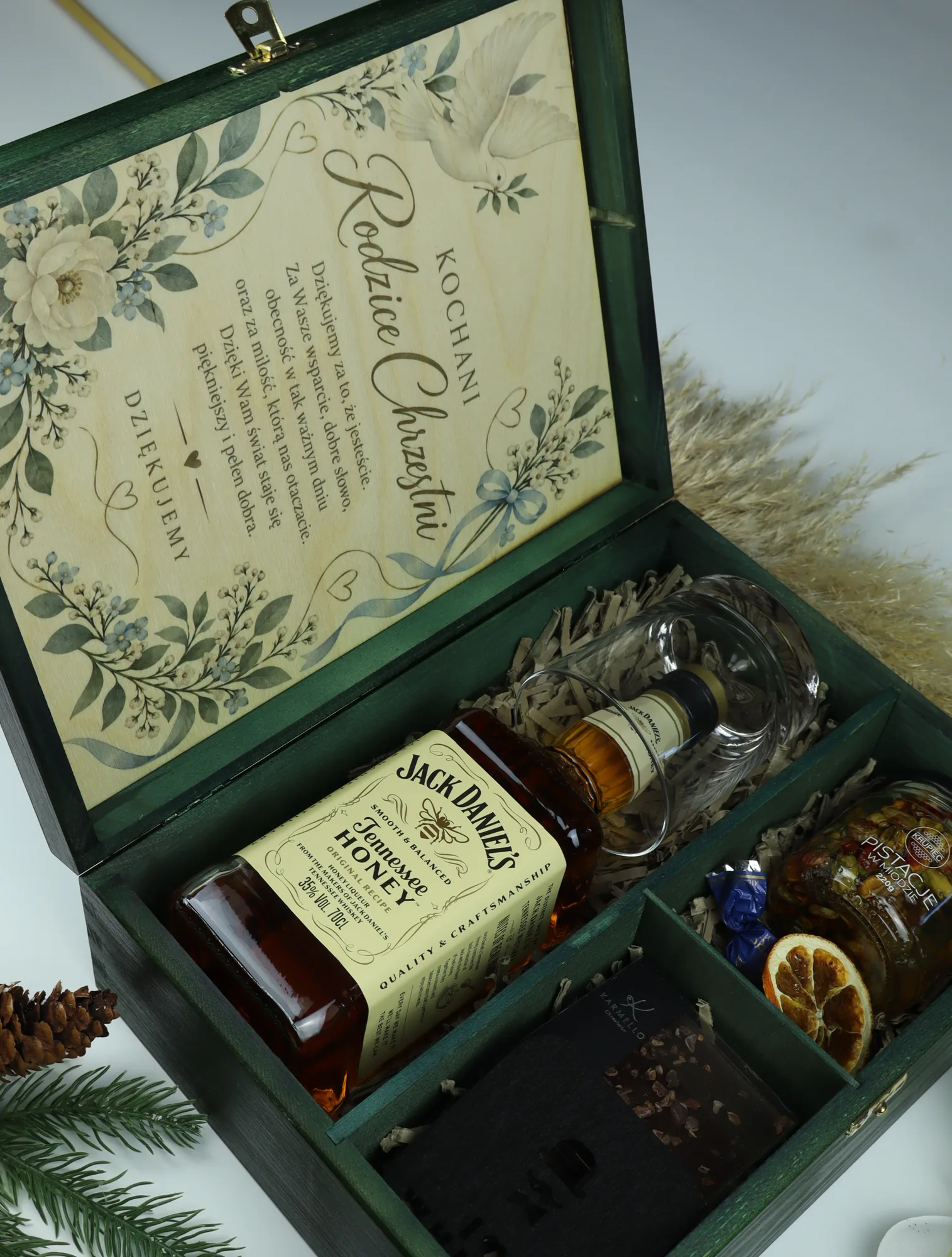 Personalizowany prezent dla rodziców chrzestnych z Jack Daniels Honey w skrzynce z grawerem