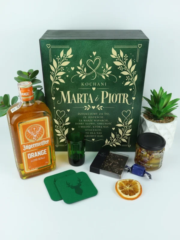 Personalizowany prezent dla rodzicow chrzestnych jagermeister orange w zielonej skrzynce z grawerem