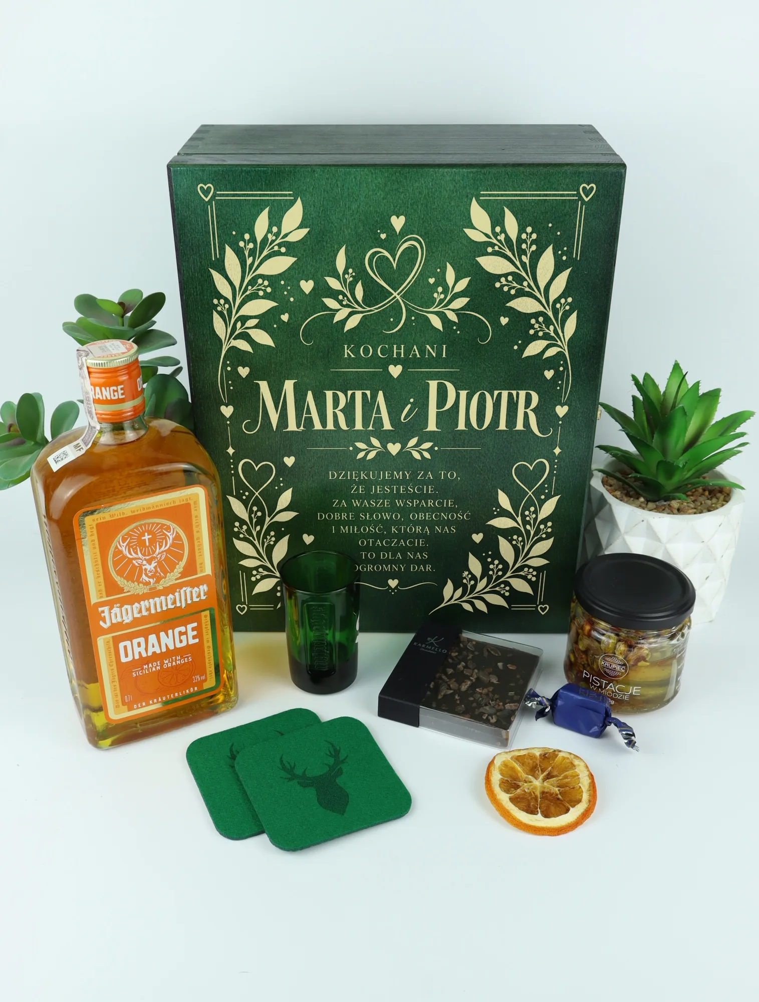Personalizowany prezent dla rodzicow chrzestnych jagermeister orange w zielonej skrzynce z grawerem
