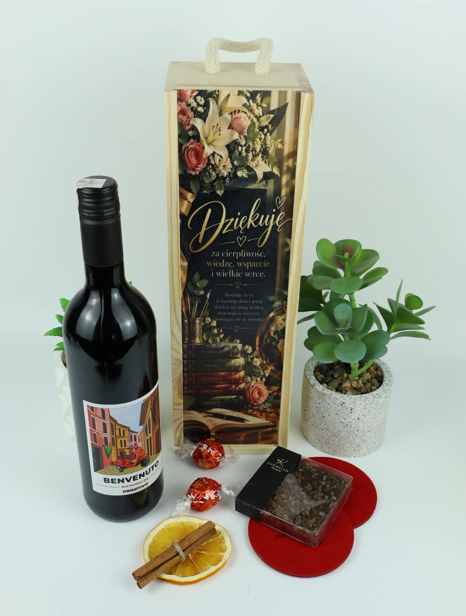 Prezent dla nauczyciela z winem Primitivo w drewnianej skrzynce z kolorowym nadrukiem